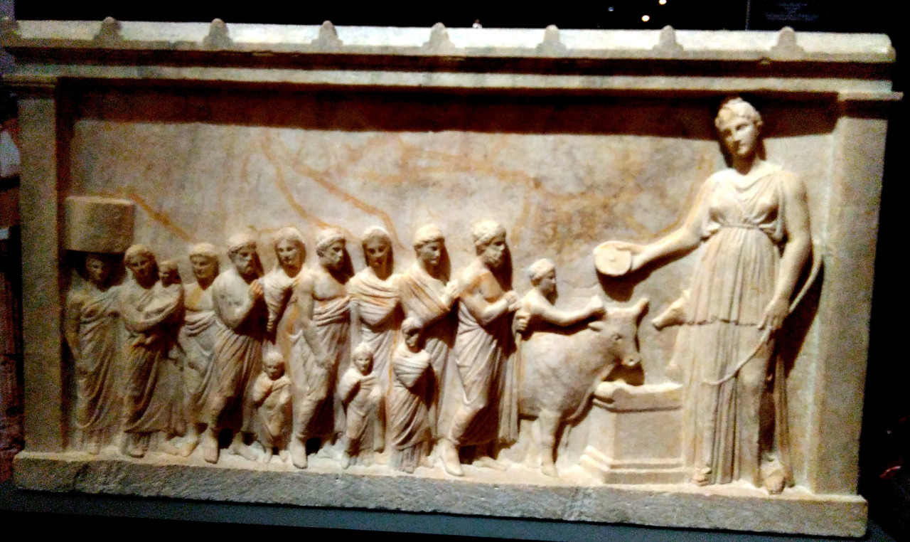 <b>Вотивный рельеф с изображением Артемиды,
принимающей приношения, 350-330
г. до н. э. Аттика, святилище А. в Бравроне, музей в
Бравроне</b>