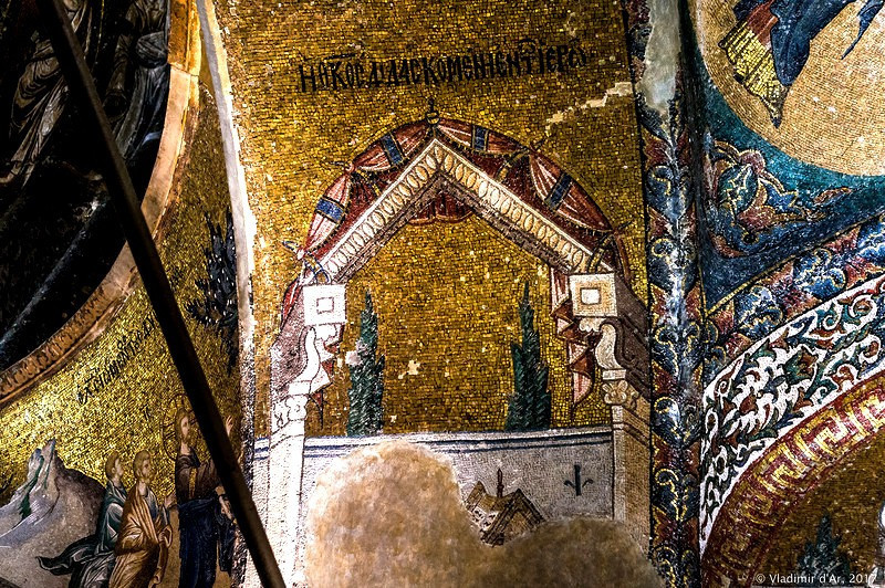 <b>Мозаика из монастыря Хора (14 век). </b>Внутри алтаря или небольшого храма нет ничего –
только золотой свет энергий Святого Духа и два зеленых ростка – очевидно,
молодые кипарисы – вечнозеленые деревья, символ бессмертия и жизни вечной
(подобно нашим ёлочкам).