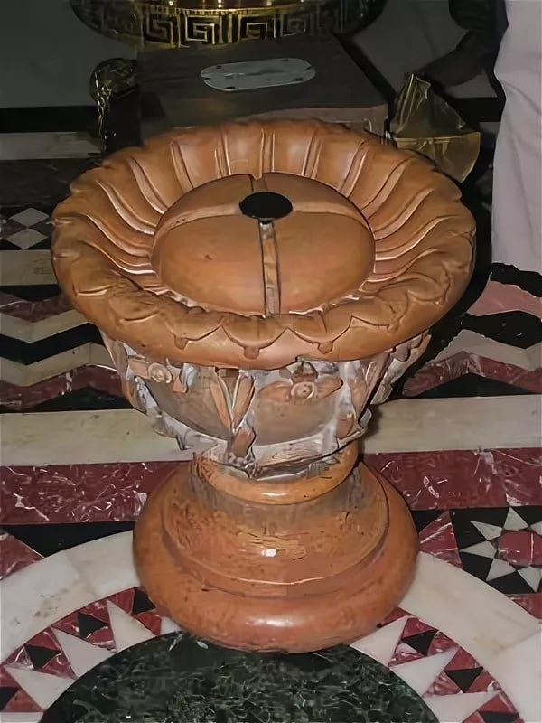 <b>Омфал, помещенный в каменную чашу. Храма Гроба Господня в Иерусалиме.</b>