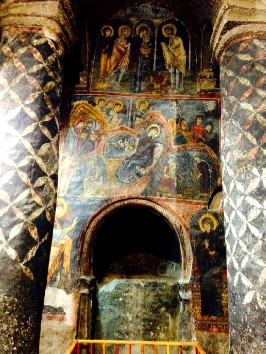 <b>Церковь
«Эски Гюмюшлер» («Старое серебро») в Каппадокии, 11 в. </b>Роспись
алтарной стены, снизу вверх: «Благовещение», «Рождество», «Сретение».