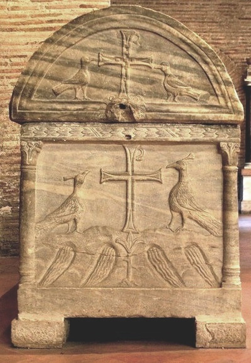 <b>Пример геральдической
композиции как образца Рая на торце
саркофага 6 в. из равеннской базилики Сан Аполлинаре ин Классе</b>