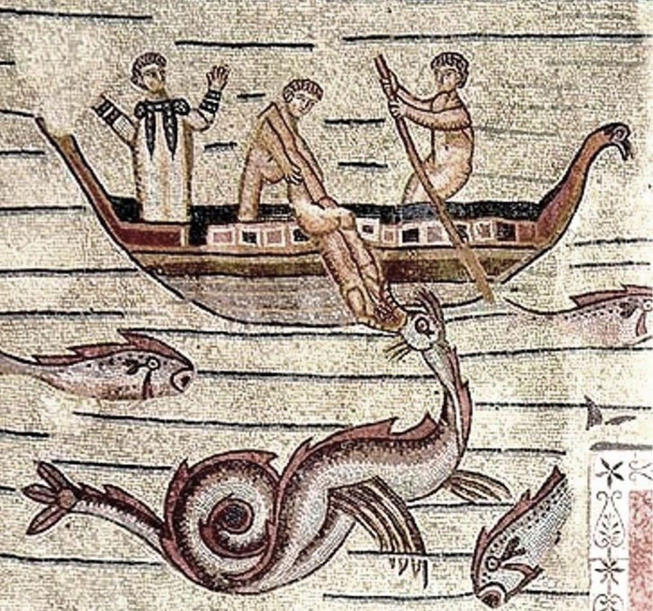 <b>Христианский храм в Аквилее</b>
построен в 313 году – в год издания Миланского эдикта, а мозаичный пол
выкладывался в течение нескольких лет разными мастерами. Молящийся человек в
лодке позади корабельщиков – очевидно, епископ Феодор, строитель храма.