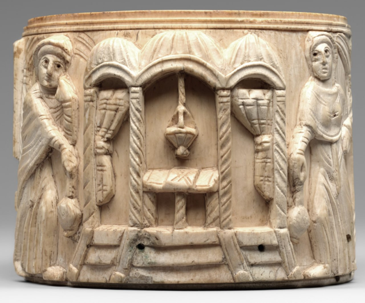 <b>Пиксида (реликварий) из слоновой кости с
изображением Жен-мироносиц у Гроба Господня, 500-е гг., Мет. Музей</b>