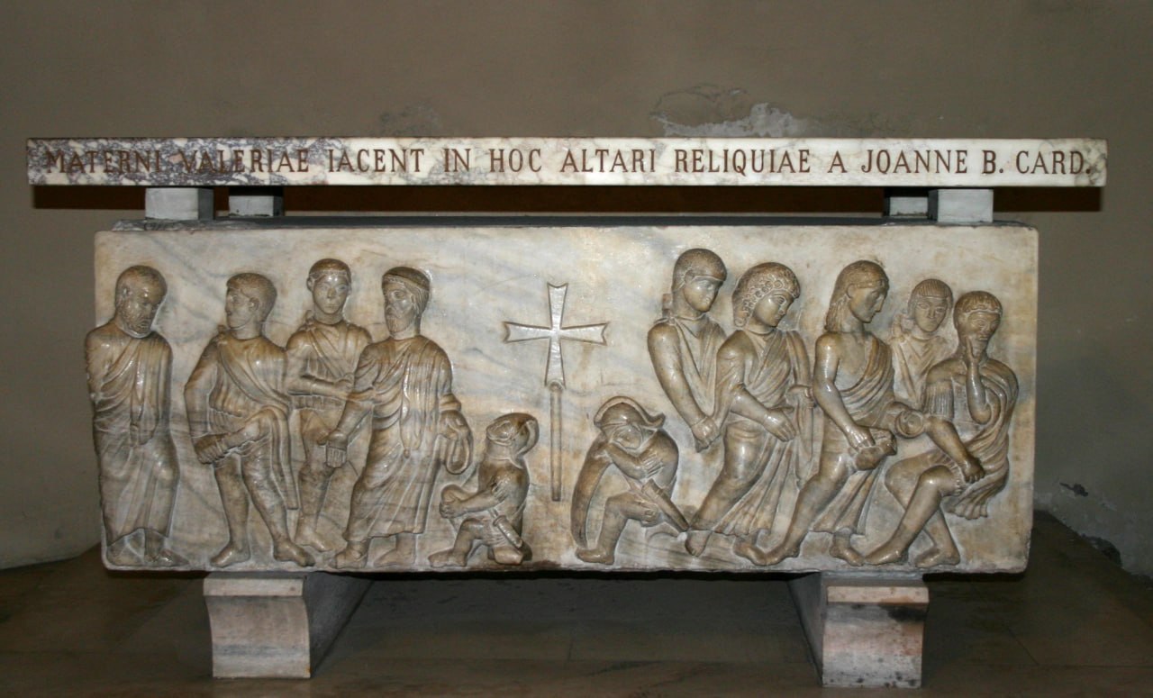 <b>И последний саркофаг с символическим
изображением Воскресения Христова, хранящийся в храме свт. Амвросия в Милане, чуть более поздний (6-7 вв.)</b>