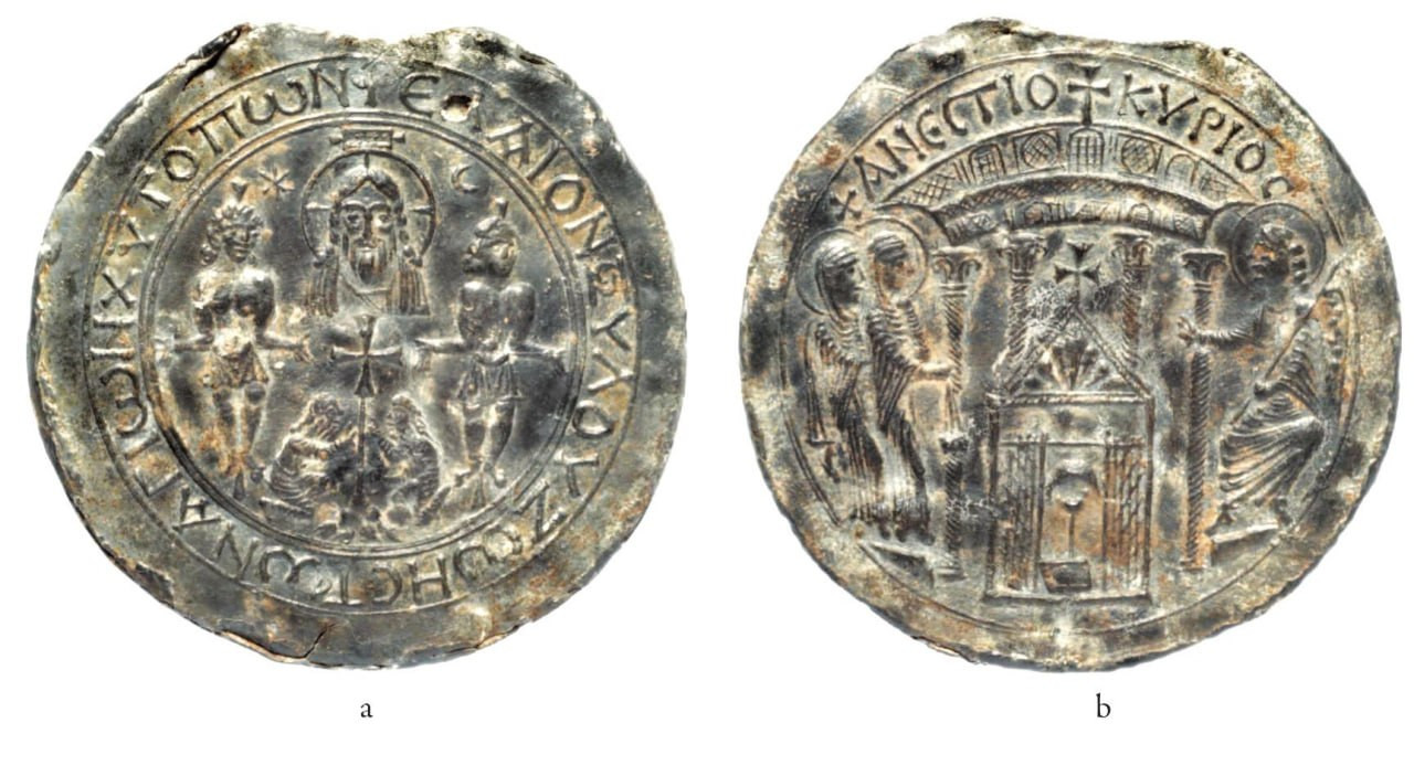 Евлогии (благословения) – небольшие иконки или сосудики-ампулы с елеем и с изображениями местных святынь – Гроба, вырубленного из скалы и помещенного в небольшой алтарь с остроконечным куполом – Кувуклием, а также подлинного Креста Христова