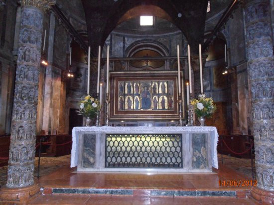 <b>Резные колонны,</b> <b>поддерживающие киворий с мощами св. апостола и евангелиста Марка, Венеция</b>