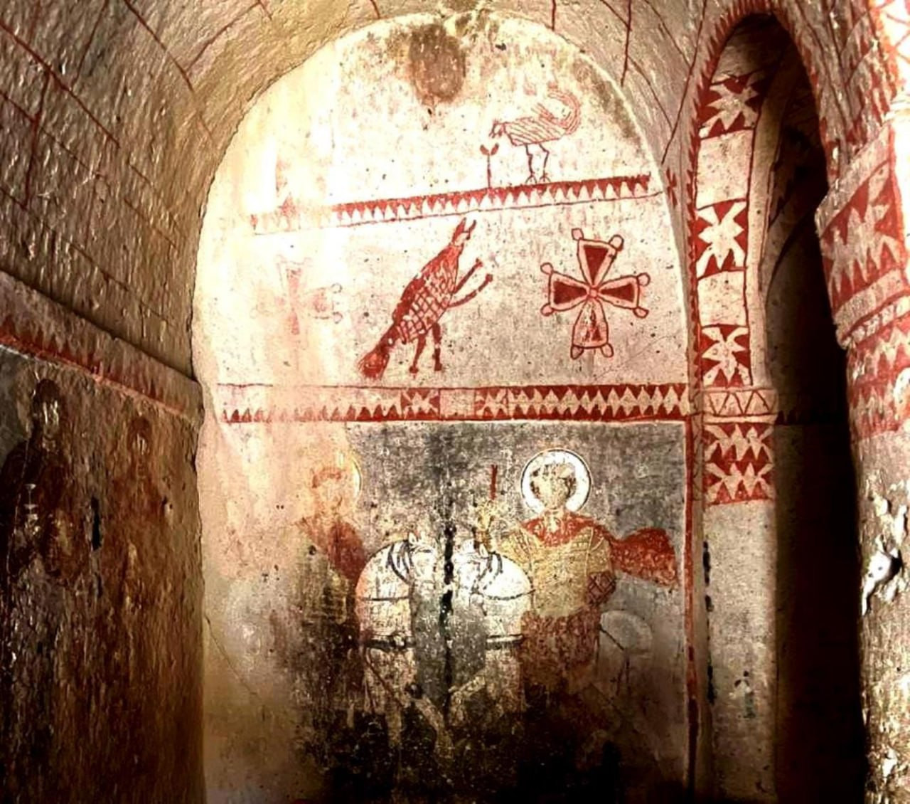 <b>Изображение черепахи и петушка – образов темных и светлых сил. Церковь св. Варвары в Гёреме.</b>