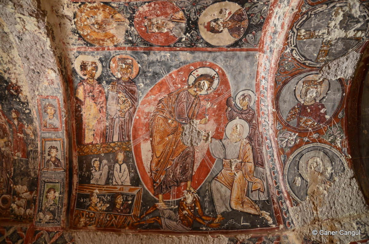 <b>Фигура Христа светится алым пламенем Божественных
энергий. Церковь св.
Варвары, Каппадокия, деревня Соганлы</b>