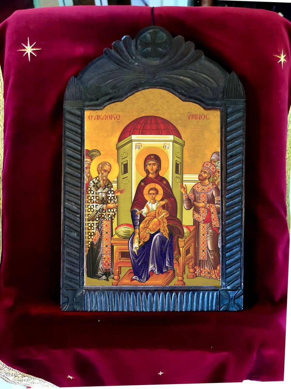 <b>Икона Богоматери Всецарицы-Никопеи на фоне часовни
Св. Раки.</b> Надпись вверху: «Акафист гимн», то есть «Неседальное песнопение» или
просто «Акафист», так как воспевался он во Влахернах именно перед такой иконою.