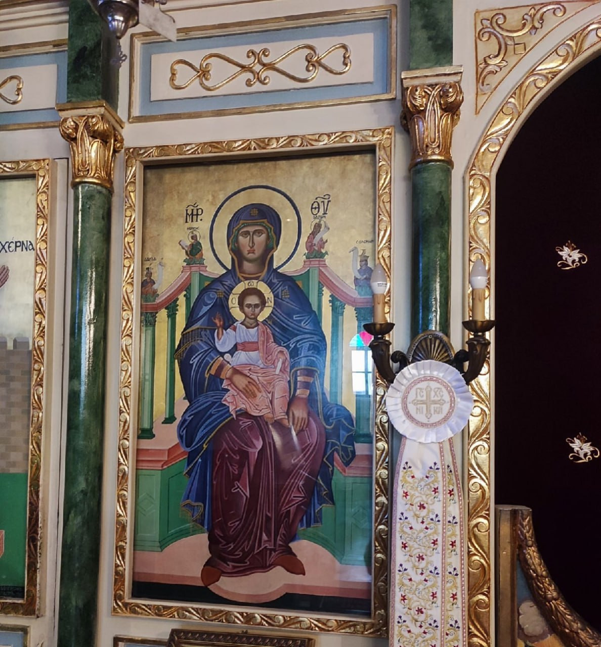 Нет ее и на храмовой иконе Богородицы Никопеи в
местном ряду иконстаса. Перед нами – обычная <b>икона Богородицы Всецарицы, храмовая икона в местном ряду
иконстаса.</b>